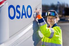 Kuljettaja on avaamassa rekka-auton ovea. Ovessa lukee OSAO.