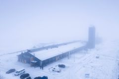 Robottinavetta sumuisessa peltomaisemassa.