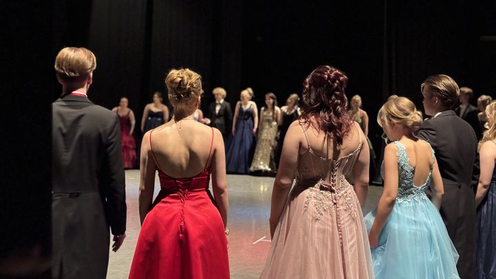 Nuoria pukeutuneita juhlapukuihin tanssiaisissa.