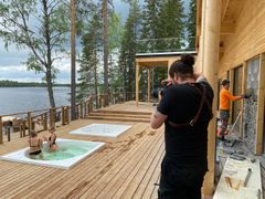 Kesäkuun alussa otettiin promokuvia ja viimeisteltiin saunarakennusta.
