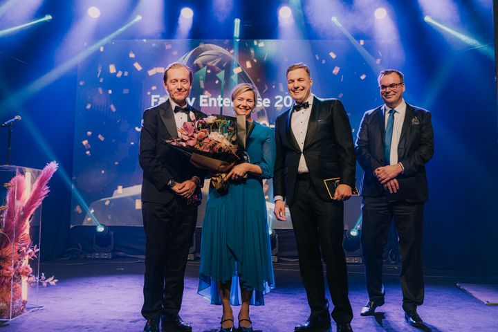 Johanna Hamro-Drotz palkittiin EY:n tilaisuudessa vuoden 2024 perheyrittäjänä.