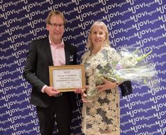 Sinituotteen Jarkko Heino ja Kaisa Lammila vastaanottivan Vuoden Suomalainen Muovituote -diplomin.