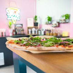 Tampereen Kalevaan auennut uusi ravintola tarjoilee artesaanipizzaa, rapeaa kanaa ja ranskanperunoita erilaisilla lisukkeilla. Kuva: Satu Palojärvi