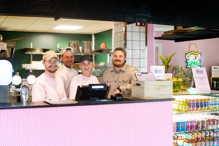 Crispy Companyn tiimissä ovat mukana ravintolapäällikkö Oskari Ketola (vas.), menun suunnitelleet keittiömestarit Miikka Lindqvist ja Janne Salonen (oik.) sekä ravintolan työntekijä Silvia Tähtinen. Kuva: Satu Palojärvi