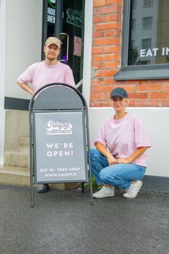 Tampereen Sammonkadulla sijaitseva uusi ravintola avasi ovensa heinäkuun alussa. Crispy Companyn tiimissä ovat mukana ravintolapäällikkö Oskari Ketola ja ravintolan työntekijä Silvia Tähtinen. Kuva: Satu Palojärvi