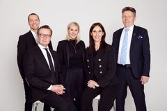 Ryhmäkuvassa viisi hallituksen jäsentä