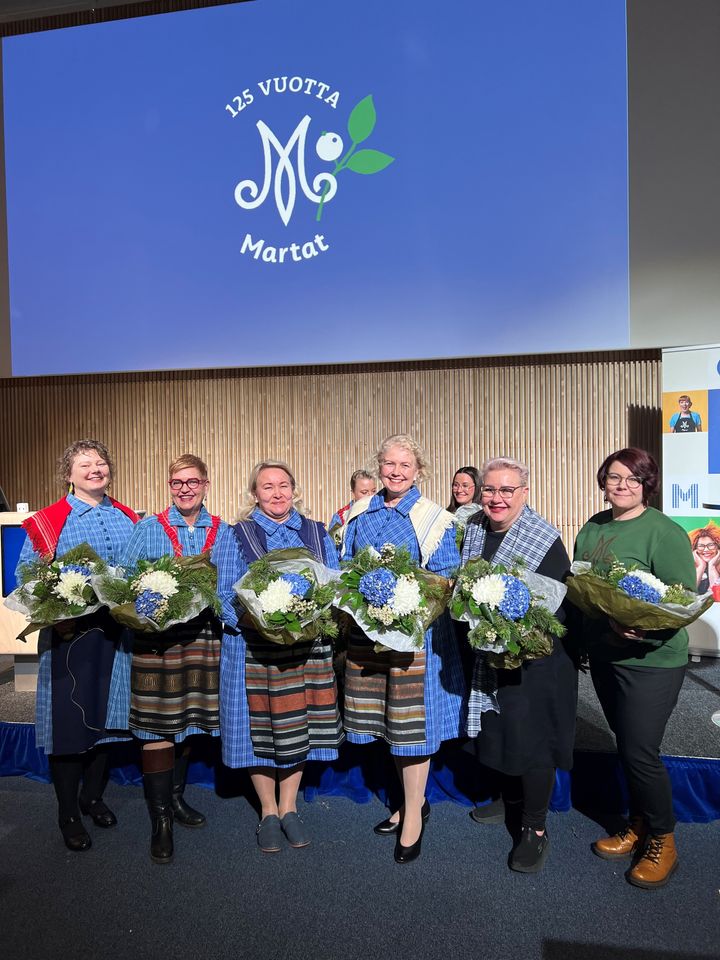 Kuvassa vasemmalta Emilia Särkiniemi, Ulla Parviainen, Marika Hurskainen, Taina Raiski, Sirpa Pietikäinen ja Katja Rippstein. Kuvasta puuttuvat Marianne Anttila, Sonja Haapakoski ja Tiia Ojala.