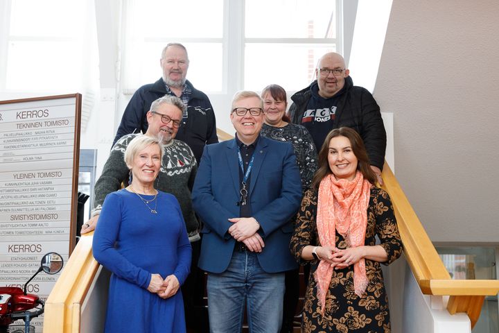 Eeva Kalli vieraili Merikarvian kunnassa - keskustelupöydässä mukana kunnanjohtaja Juha Vasaman lisäksi valtuuston puheenjohtaja Juhani Kotiranta KESK, Mari Luotonen, valtuuston I vpj., SDP, Teuvo Uusimäki, valtuuston II vpj, KOK, Hannu Peltomäki, kunnanhallituksen I vpj. KESK ja Päivi Heinonen kunnanhallituksen II vpj, KOK.