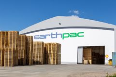 Earthpac toimii kattavasti koko Suomen alueella ja tuotantoyksiköt sijaitsevat kuudella eri paikkakunnalla, Äänekoskella, Lieksassa, Kruunupyyssä, Kouvolassa, Kotkassa ja Hämeenlinnassa.