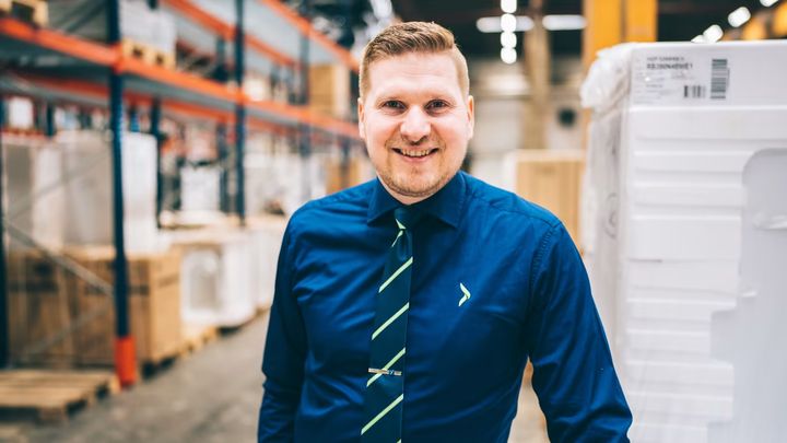 Uudella keskusvarastolla halutaan vastata ennen kaikkea asiakkaiden tarpeisiin ja toiveisiin, kertoo Gigantin jälkimarkkinointi- ja logistiikkajohtaja Raul Friman. (Gigantti Oy / Petri Saarelainen)