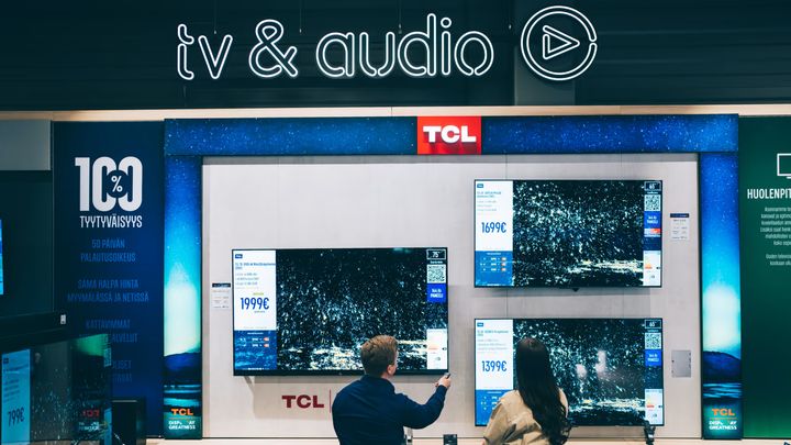 Gigantin myymälöissä eri kokoisia televisioita pystyy vertailemaan helposti toisiinsa. Kuva: Petri Saarelainen/Gigantti