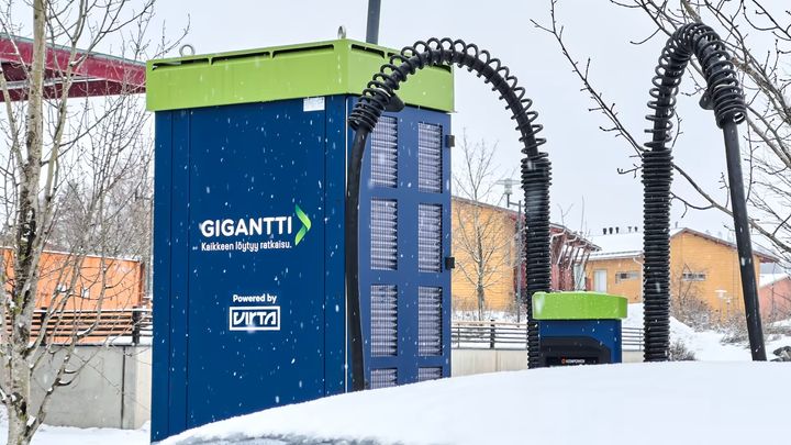 Gigantin Lommilan myymälän latauspiste Espoossa otettiin käyttöön tammikuun alussa. (kuva: Liikennevirta Oy)