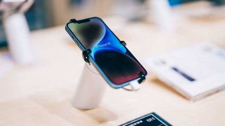 Applella on laitevalmistajista vahvin edustus maaliskuun myydyimpien puhelimien listalla. Kuva: Gigantti Oy / Petri Saarelainen
