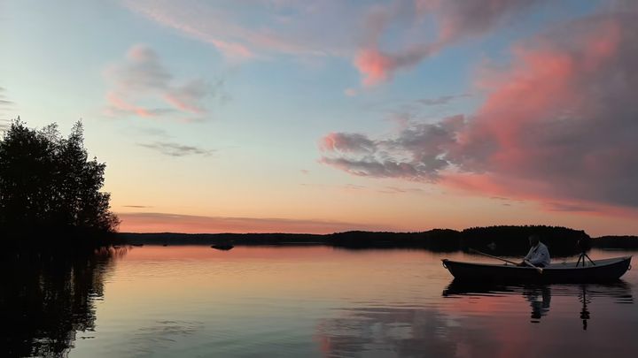 Virtuaalinen luontokokemus tarjoaa muun muassa soutelua aamuruskossa kesäisellä järvellä. (kuva: Katja Niemi)