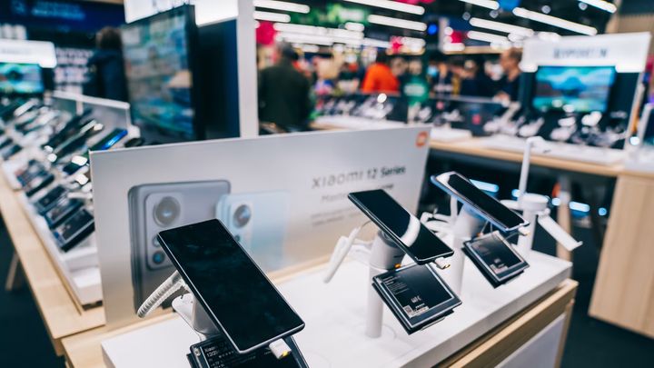 Xiaomit valtasivat Gigantin myydyimpien puhelimien listaa lokakuussa. (Kuva: Gigantti Oy / Petri Saarelainen)