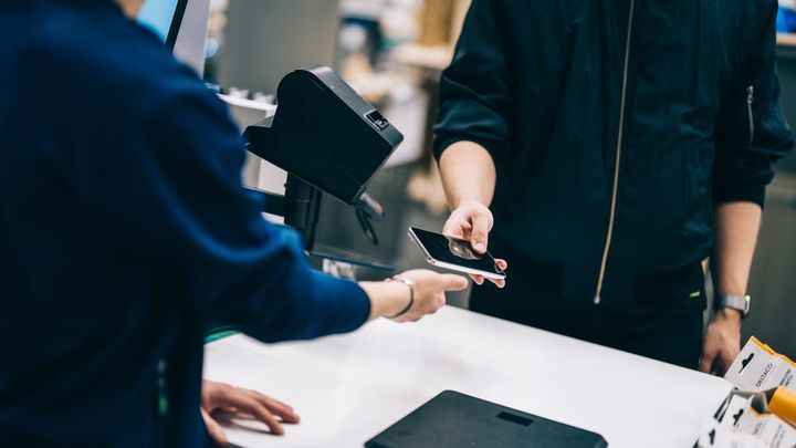 Gigantti-myymälöissä vastaanotetaan maksutta kierrätyskelpoista elektroniikkaa, ostopaikasta riippumatta ja tietoturvallisesti. (Gigantti Oy / Petri Saarelainen)