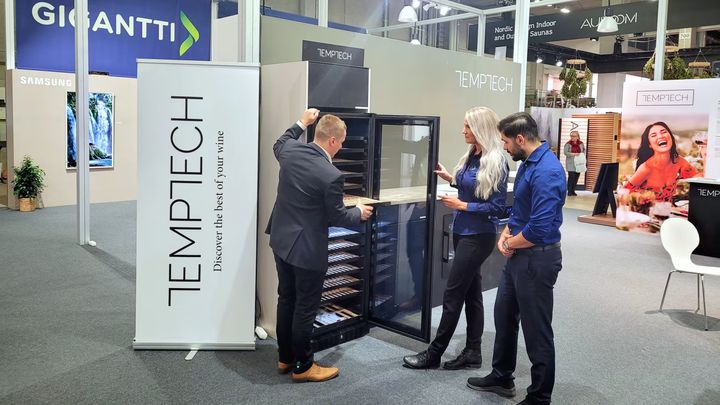Gigantin asiantuntijat syventymässä Temptech-viinikaappeihin Habitare-messuilla.