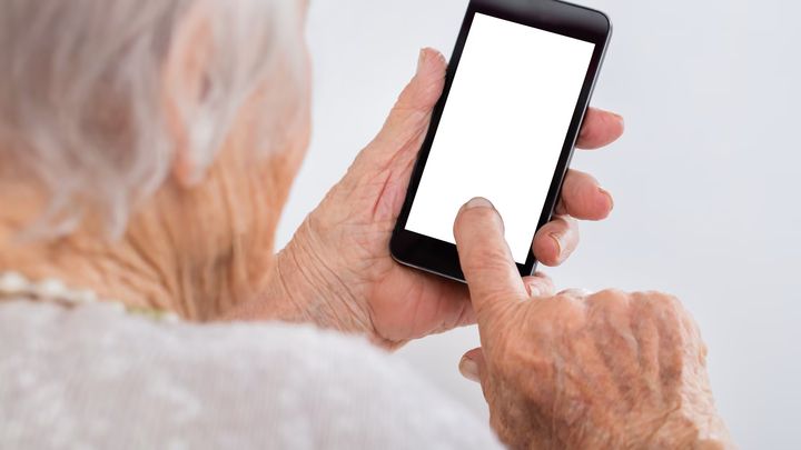 Digitaalinen syrjäytymisriski koskettaa etenkin ikäihmisiä, selviää Gigantin Tech Trouble -tutkimuksesta. (Shutterstock)