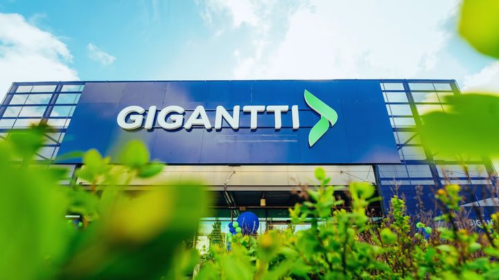 Gigantilla oli suuri investointien vuosi, ja asiakaskokemuksen kehittäminen jatkuu myös tällä tilikaudella. Kesäkuun 2022 alussa uudistuneina avattiin Tampereen Lielahden ja Espoon Suomenojan myymälät, kuvassa jälkimmäinen. (Gigantti Oy - Samir Abya)