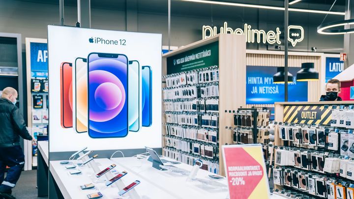 Applen iPhone 12 nousi osittain Gigantin vaihtohyvityskampanjan ansiosta ketjun myydyimpien puhelimien listalle toukokuussa. Kuva: Gigantti Oy/Petri Saarelainen