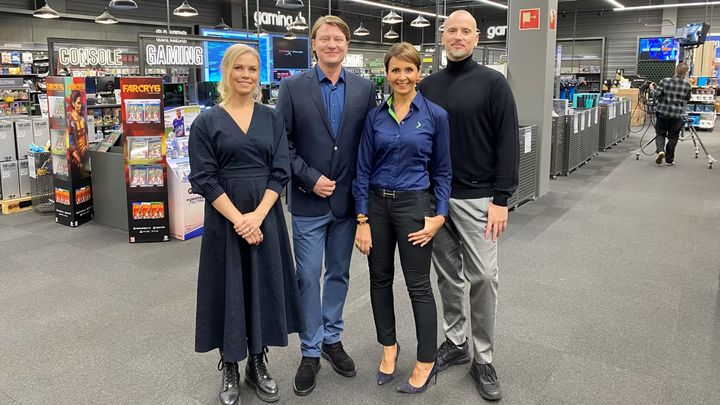 Diili-sarjan tuomaristo ja Gigantin toimitusjohtaja Laura Tarkka kuvaustunnelmissa. Kuvassa vasemmalta oikealle: Noora Fagerström, Jaajo Linnonmaa, Laura Tarkka ja Toni Lähde. (Gigantti Oy)