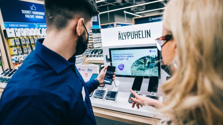 Puhelimia hankittiin Gigantista myös tänä jouluna paljon pukinkonttiin. (Gigantti Oy / Petri Saarelainen)