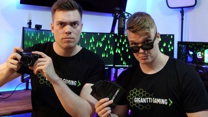 Giganttti Gaming -lähettiläät Miiko Metsäaho (vas.) ja Severi Saari valmiina pelikiertueelle.