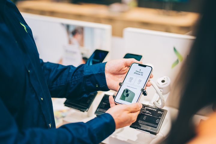 Gigantin myydyimpien puhelimien listalla (9.) jatkaa Applen iPhone 13. Syyskuussa uutuusmalli iPhone 15 Pro pyyhkäisi sen ohi (7.) vasta kahden myyntiviikon jälkeen. Kuva: Gigantti Oy / Petri Saarelainen. Vapaat kuvaoikeudet.