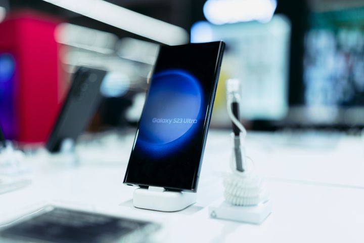 Black Friday kohdensi hankintoja tänä vuonna erityisesti premium-malleihin. Samsung Galaxy S23 Ultra älypuhelin nousi kampanjan avulla listan sijalle 10.