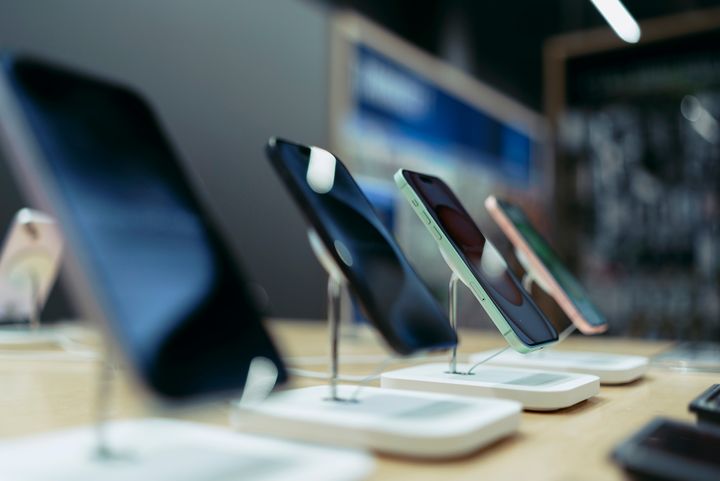 Myydyimpien puhelimien listalle nousi yllättäen tammikuussa kolme iPhone 15 -mallia. Applen iPhone 13 on Gigantin kuukauden myydyin puhelin. Kuva: Gigantti Oy / Samir Abya.