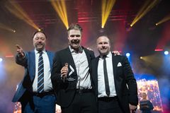 Gigantti Lahti palkittiin Vuoden Myymälänä tilikaudella 2023-2024. Tavaratalopäällikkö Joonas Kajanderin vasemmalla puolella iloitsemassa toimitusjohtaja Niko Sandström ja oikealla puolella myymälätoimintojen johtaja Ville Vähäkoski.