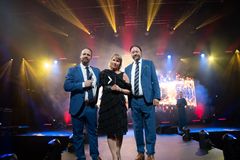 Gigantti Iisalmi palkittiin Vuoden Franchise-Myymälänä tilikaudella 2023-2024. Tavaratalopäällikkö Marja Juntusen vasemmalla puolella palkintoa juhlistamassa franchise-päällikkö Janne Vartiainen ja oikealla puolella toimitusjohtaja Niko Sandström.