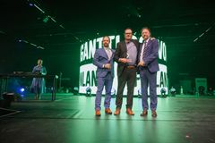 Porvoo valittiin Gigantin Vuoden Franchise-Myymäläksi tilikaudella 2024-2025. Keskellä tavaratalopäällikkö Tony Pajari.