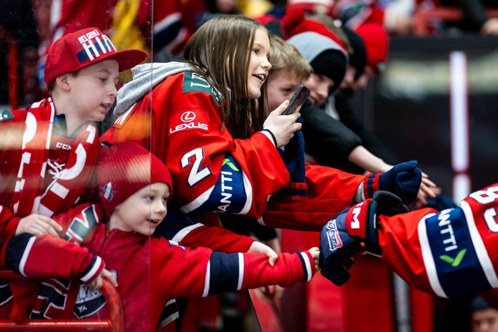 Fanitunnelmaa Liiga-ottelussa.