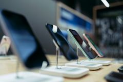 Lokakuun myydyimpien puhelinten listaa hallitsi Apple.