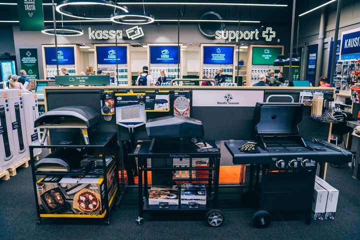 Grillauskauden startti näkyy myymälöissä: laitteiden rinnalla asiakkaat hankkivat kokkaustarvikkeita, sekä puhdistus- ja suojatuotteita.