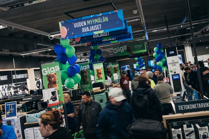 Gigantti Porvoon avajaisissa riitti vilskettä.