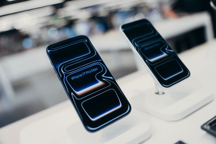 Elokuun myydyimpien puhelinten lista oli etenkin iPhone 17 -mallien juhlaa.
