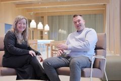 Kaksi henkilöä istuu sisätiloissa nojatuoleilla. Turku AkvaCity. Turun vesihuolto.