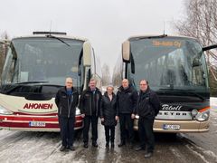 Kuvassa vasemmalta: Linja-autoliike E. Ahonen Ky:n Juhani Niiranen, Markku Ahonen ja Sinikka Ahonen, sekä Kuopion Tila-Auto Oy:n Heikki Tabell ja Juha Tabell.