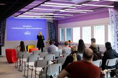 Istekin lomakepalvelujen tuoteomistaja Anni Sormunen esitteli Hackathonin haasteen. (Kuva: Miika Keihänen)