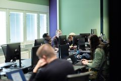 Hackathonissa opiskelijoilla oli noin vuorokausi aikaa kehittää paras ratkaisunsa haasteeseen. Tapahtumaan osallistui 30 koodikoulun opiskelijaa, jotka muodostivat kolmen hengen tiimejä. (Kuva: Miika Keihänen)