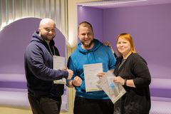 Sakari Kilpiö (vas.), Raigo Hoim ja Laura Lepistö kehittivät tapahtuman voittajaksi valitun prototyypin. (Kuva: Miika Keihänen)