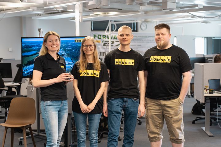 Ponsse Senior Manager Sara-Lotta Moilanen (vas.) ja kood/Sisun harjoittelijat Veera Pylkkänen, Denys Horban sekä Olli Kivioja. (kuva: Arto Holopainen)