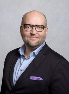 kood/Sisun uusi interim-johtaja Juhamatti Huusko aloittaa tehtävässään 1. lokakuuta. Hän jatkaa toimintaa yhdessä hallituksen, operatiivisen tiimin sekä kood/Sisun kumppani- ja osaajaverkoston kanssa. (Kuva: Studio EveLiisa / Eveliina Immonen)