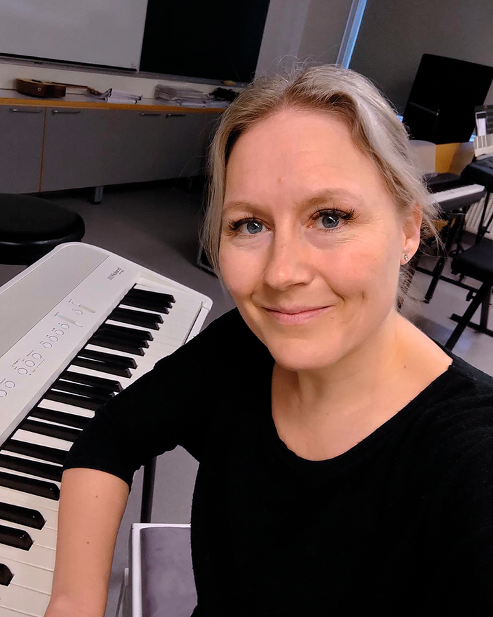 Marja Romppainen kosketinsoittimen ääressä.