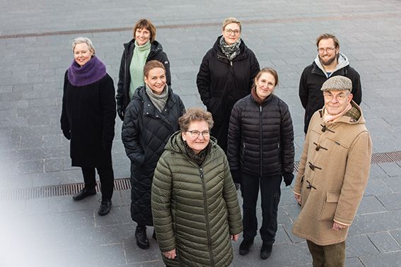 Blink-tutkimustiimin jäsenet kuvattuna ulkona