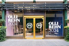 Olli Rehnin kampanjatoimisto City-käytävällä Helsingissä