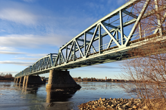 Kuvassa silta kevätauringossa.