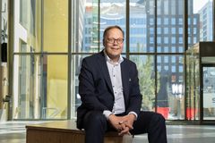 Vuoden 2026 rakennusalan diplomi-insinööriksi valittu Matti Tarhio on tehnyt merkittävän uran asuntorakentamisen ja asumisen kehittämisessä. ”Koen, että tärkein saavutukseni on ollut monipuolisen osaamisen kartuttaminen eri työtehtävissä rakennus- ja kiinteistöalalla. Johtotehtävissä tärkeintä on saada ihmiset onnistumaan ja innostumaan työssään ja toimimaan yhdessä tavoitteiden saavuttamiseksi. Tämä ei tapahdu mikrojohtamisella, vaan antamalla heille vapautta ja luottamalla heihin.”